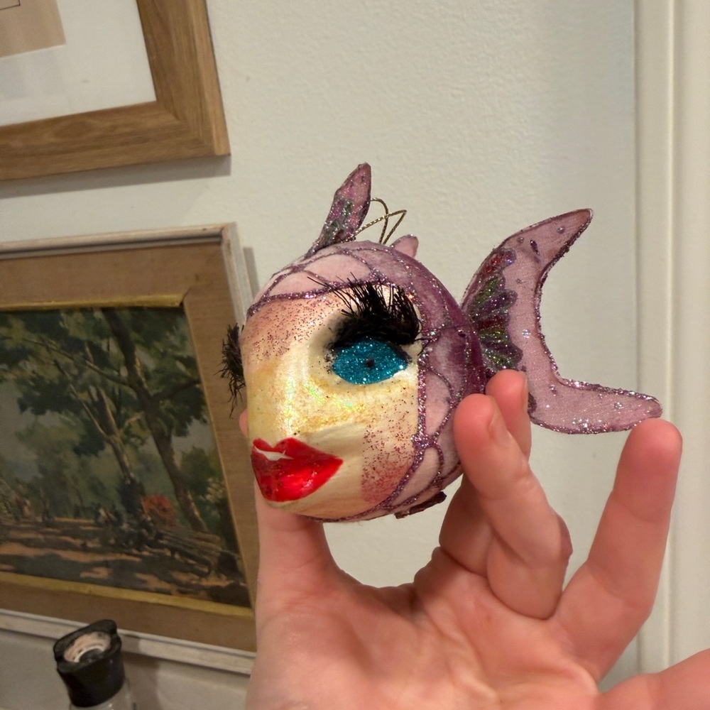 Purple Glitter Fish Ornament with lips and eyelashes - Picture 5 of 5